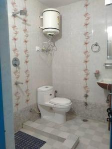 ein Badezimmer mit einem weißen WC und einem Waschbecken in der Unterkunft The Oasis Terrace at Rana's Niwas in Dharamshala