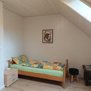 a bedroom with a bed and a chair in a room at Burgenwelt im wilden Süden in Münsingen