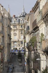 een uitzicht op een stadsstraat met een gebouw bij Hotel d'Aragon in Montpellier
