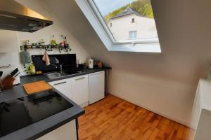 une cuisine avec un évier et une fenêtre dans l'établissement FeWo Schaumberg-Stübchen, à Tholey