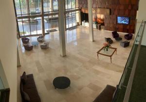 una vista aérea de un vestíbulo con sofás y sillas en Eurobuilding Hotel & Suites Coro en Santa Ana de Coro