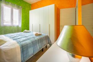 um quarto com paredes em verde e laranja e uma cama em Avola house orange em Avola