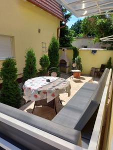 Patio alebo iná vonkajšia časť ubytovania Corner Apartman 5