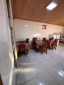 uma sala de jantar com mesas e cadeiras num quarto em Pousada Cidade Linda em Foz do Iguaçu