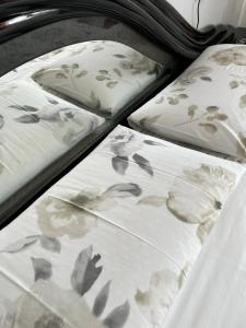 two mattresses with leaves on them on a bed at B&B Amy&Julie in Badia Polesine