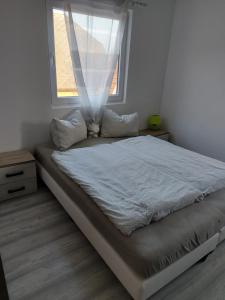 Posteľ alebo postele v izbe v ubytovaní Corner Apartman 5