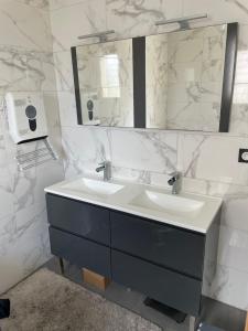 Koupelna v ubytování Villa Kaly,piscine privée plein sud, climatisation, internet + 18 fotografií