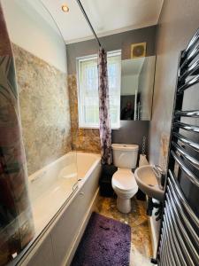 3 bed West Norwood Apartment في West Dulwich: حمام مع حوض ومرحاض ومغسلة