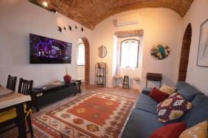 a living room with a blue couch and a table at Casa Fernanda in Fuzeta