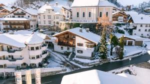 une vue aérienne sur une ville recouverte de neige dans l'établissement Chalet Laudegg, à Ladis