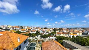 uma vista para uma cidade com telhados laranja em Lolik Villa em Sobreda