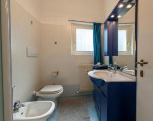 列爾納的住宿－Emma's House，一间带水槽、卫生间和镜子的浴室