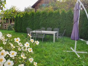 un tavolo con sedie e un ombrellone nell'erba di Helene Hohenems a Hohenems