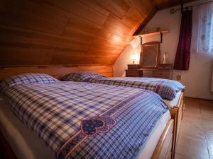 מיטה או מיטות בחדר ב-Chalupa Žárovička