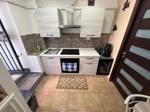 A kitchen or kitchenette at Holiday apartament
