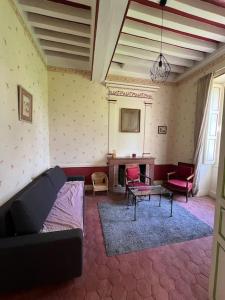 Posezení v ubytování Maison au milieu d'un parc