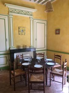 Posezení v ubytování Maison au milieu d'un parc