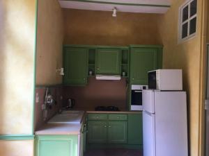 Kuchyň nebo kuchyňský kout v ubytování Maison au milieu d'un parc