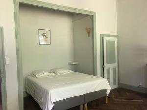 Postel nebo postele na pokoji v ubytování Maison au milieu d'un parc