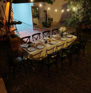 une longue table avec des assiettes de nourriture dans l'établissement Aden Apart Otel, à Fethiye