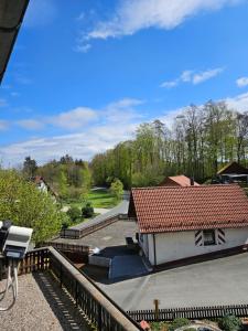 uma casa com um telhado vermelho e uma cerca em Gasthof zur Burgruine em Pottenstein