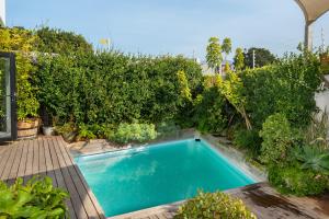 una piscina en medio de un jardín en Vernon Terrace 29, en Ciudad del Cabo