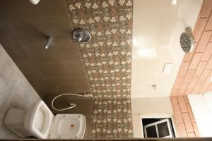 baño con urinario y aseo en Grashia Guest, en Nuwara Eliya