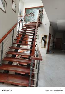 un escalier dans un bâtiment dans l'établissement Palladium Executive, à Islamabad