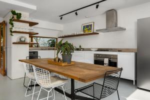 Una cocina con una mesa y sillas de madera. en Vernon Terrace 29, en Ciudad del Cabo