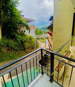 キャンディにある`Kandy Lake Round Apartmentの通りの景色を望むバルコニー