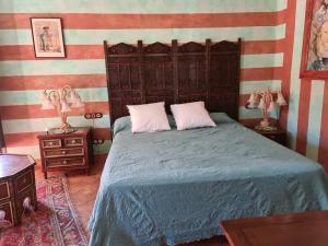 a bedroom with a bed with two night stands and two lamps at Andalusische Villa in Mairena del Aljarafe