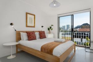 Un dormitorio con una cama y una ventana grande. en Vernon Terrace 29, en Ciudad del Cabo
