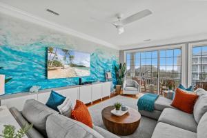Luxury Beach House Ocean AND Inlet Views في ميرتل بيتش: غرفة معيشة مع لوحة كبيرة على الحائط