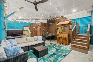 uma sala de estar com um sofá e uma escada em Luxury Beach House Ocean AND Inlet Views em Myrtle Beach