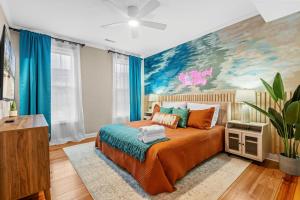 1 dormitorio con 1 cama y una pintura en la pared en Luxury Beach House Ocean AND Inlet Views en Myrtle Beach
