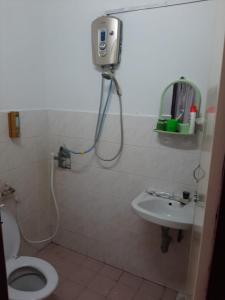 La salle de bains est pourvue de toilettes et d'un lavabo. dans l'établissement DIAMOND HOMESTAY, à Kuala Kangsar