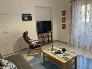アジェーロラにあるPiccolo Sognoのリビングルーム(ソファ、テーブル、テレビ付)