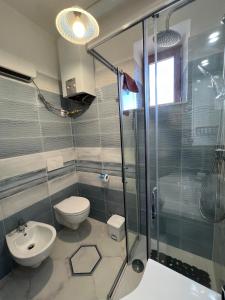 アジェーロラにあるPiccolo Sognoのバスルーム(トイレ、ガラス張りのシャワー付)