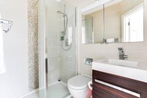 y baño con aseo, lavabo y ducha. en GuestReady - Beautiful Home in Wimbledon Village, en Londres