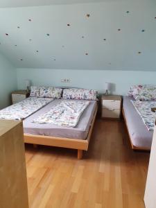 Postel nebo postele na pokoji v ubytování Helene Hohenems, 4-12 P, Haus, 4 Schlafzimmer, Küche, Parkplatz, Garten, Wifi