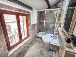 ein Bad mit einem Waschbecken, einer Dusche und einem Fenster in der Unterkunft Mansarda Balilla Centralissima vicinissima al mare in San Benedetto del Tronto