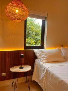 咎凱的住宿－Pousada Yamandu，一间卧室设有一张床、一个窗口和一张桌子