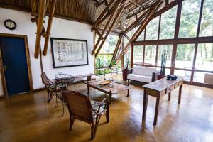 安格拉杜斯雷斯的住宿－paraíso tropical exótico, natureza e mar, golfe e marina，客厅配有桌椅和沙发