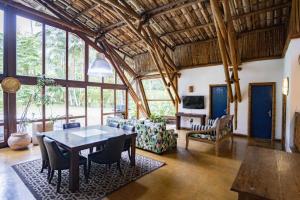 安格拉杜斯雷斯的住宿－paraíso tropical exótico, natureza e mar, golfe e marina，客厅配有桌子和沙发