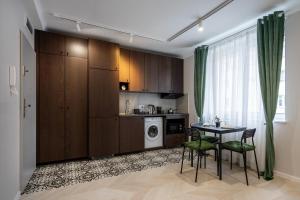 uma cozinha com uma mesa e uma máquina de lavar roupa em 33 Gdynia Oksywie - Apartament Mieszkanie dla 2 os em Gdynia