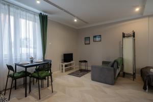 uma sala de estar com uma mesa e um sofá em 33 Gdynia Oksywie - Apartament Mieszkanie dla 2 os em Gdynia