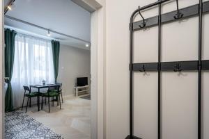 um quarto com uma porta de vidro que leva a uma sala de jantar em 33 Gdynia Oksywie - Apartament Mieszkanie dla 2 os em Gdynia