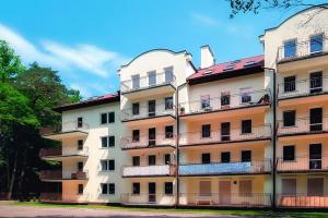 duży budynek z balkonami z boku w obiekcie Apartment in Mi dzyzdroje near Sandy Beach w mieście Międzyzdroje