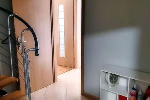 widok na korytarz z drzwiami i pokojem w obiekcie Apartment in Mi dzyzdroje near Sandy Beach w mieście Międzyzdroje +21 zdjęć