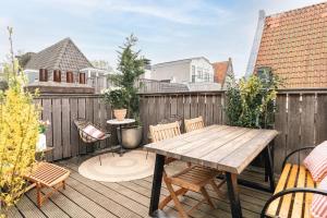 阿姆斯特丹的住宿－Rooftop Retreat，露台设有木桌和椅子,甲板上设有